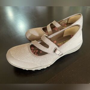 Skechers Memory Foam Flats. Size 6. Never worn. Taupe